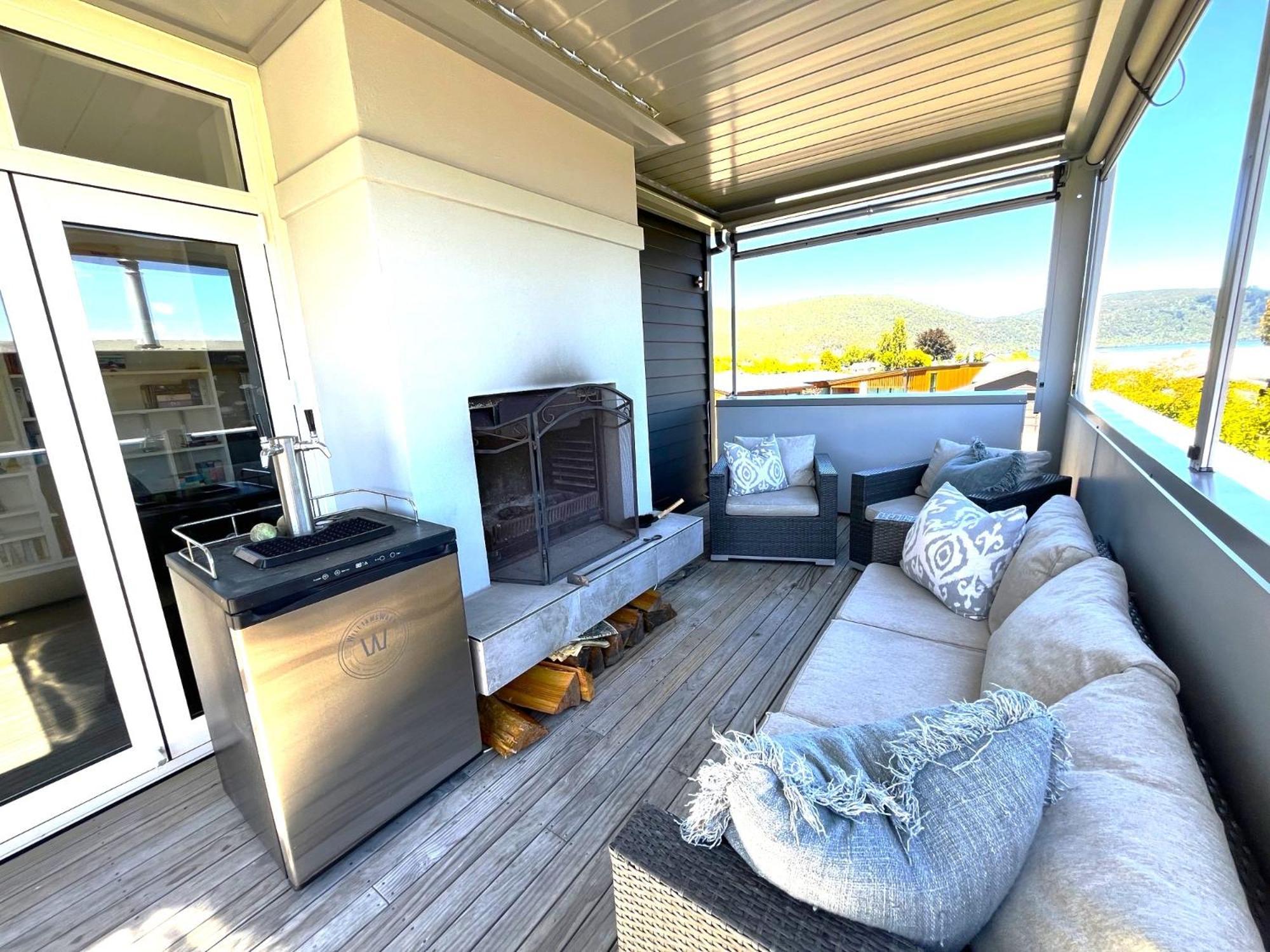 Large And Luxurious At The Lake Kinloch Εξωτερικό φωτογραφία