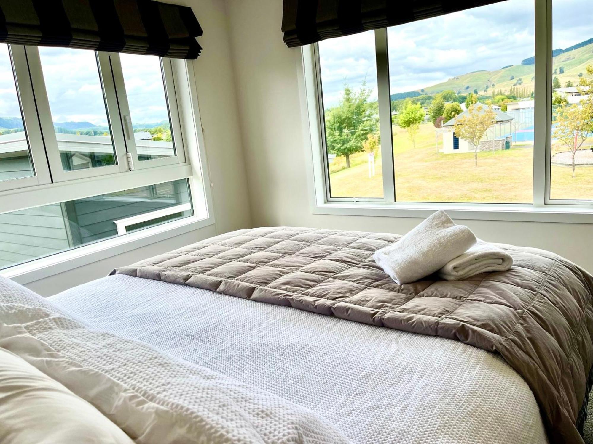 Large And Luxurious At The Lake Kinloch Εξωτερικό φωτογραφία