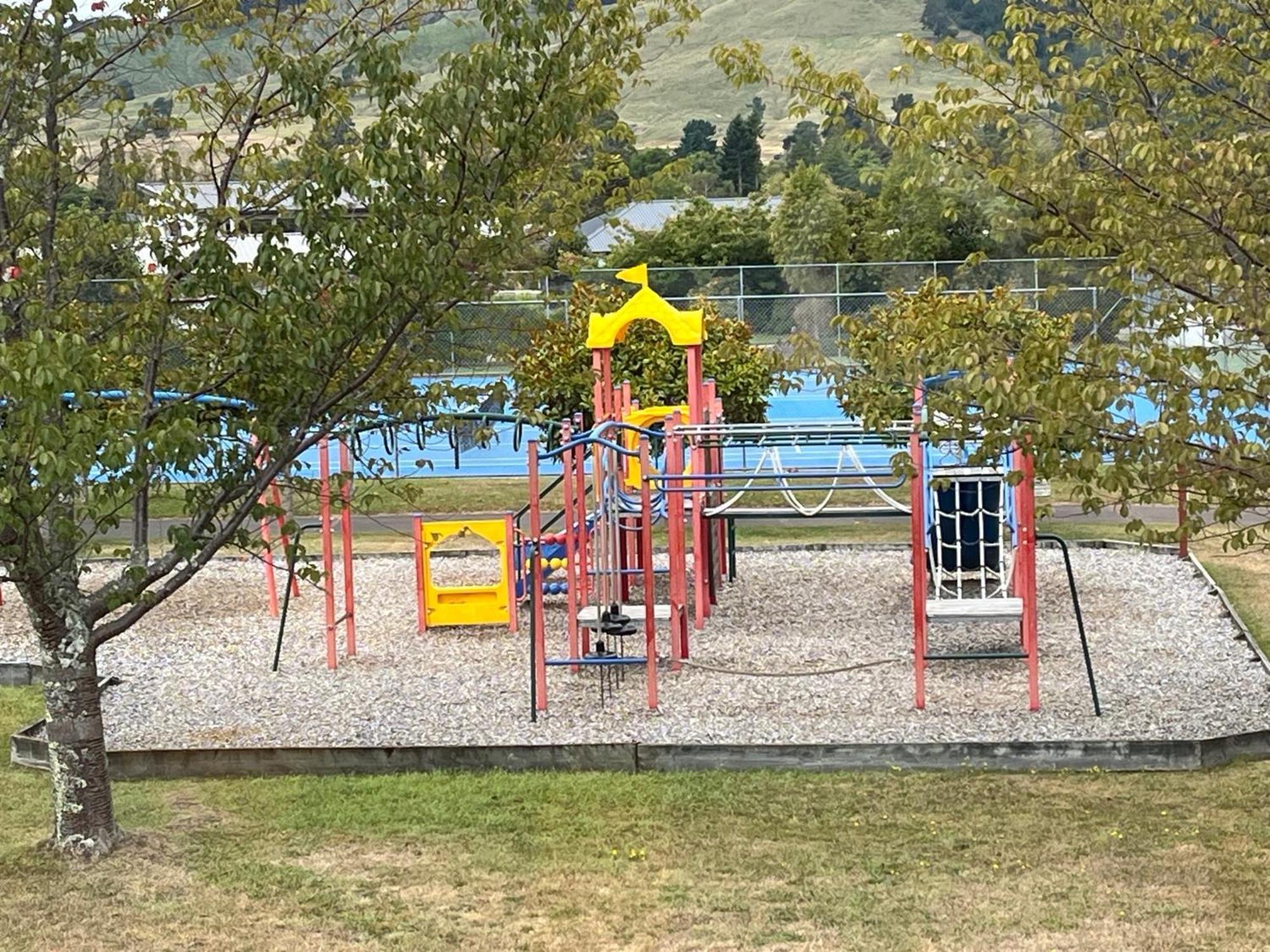Large And Luxurious At The Lake Kinloch Εξωτερικό φωτογραφία