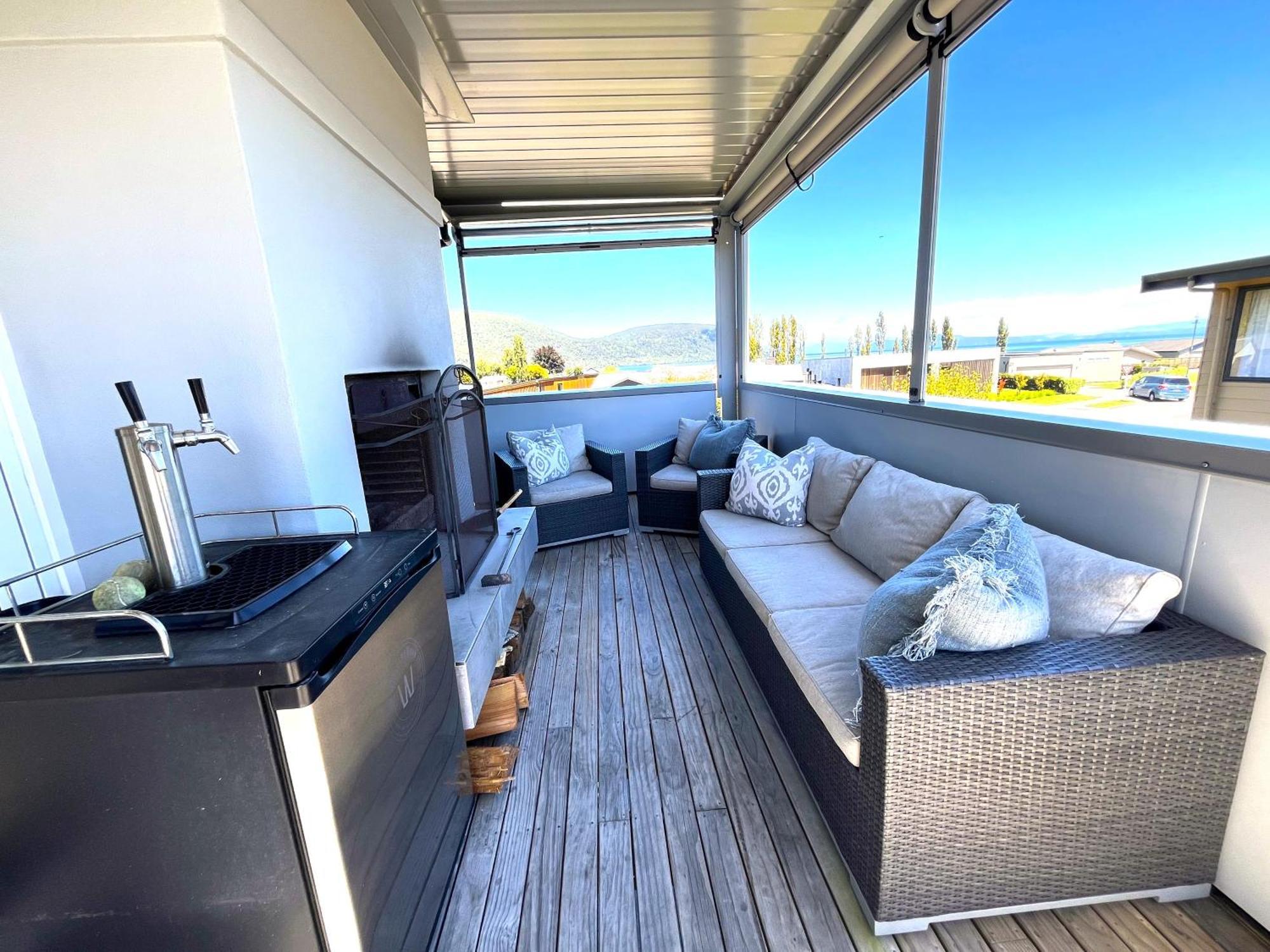 Large And Luxurious At The Lake Kinloch Εξωτερικό φωτογραφία